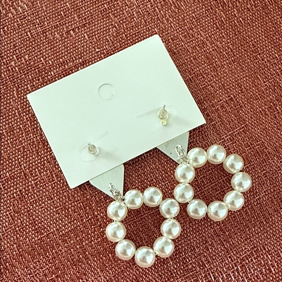 Elegant Silver and Pearl Hoop Earrings - Picture 3 of 4